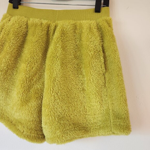 NWT Chartreuse Ugg Camilia Sherpa Shorts Medium - Picture 2 of 14
